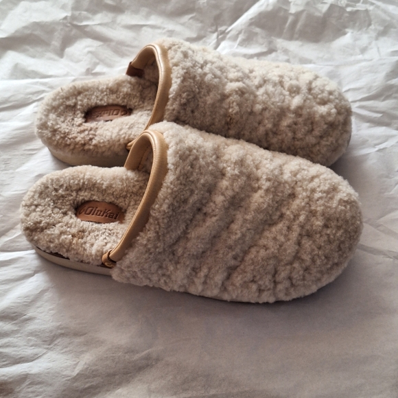 OluKai Tan Shearling Slippers EUC 38 / 8 - Picture 1 of 10